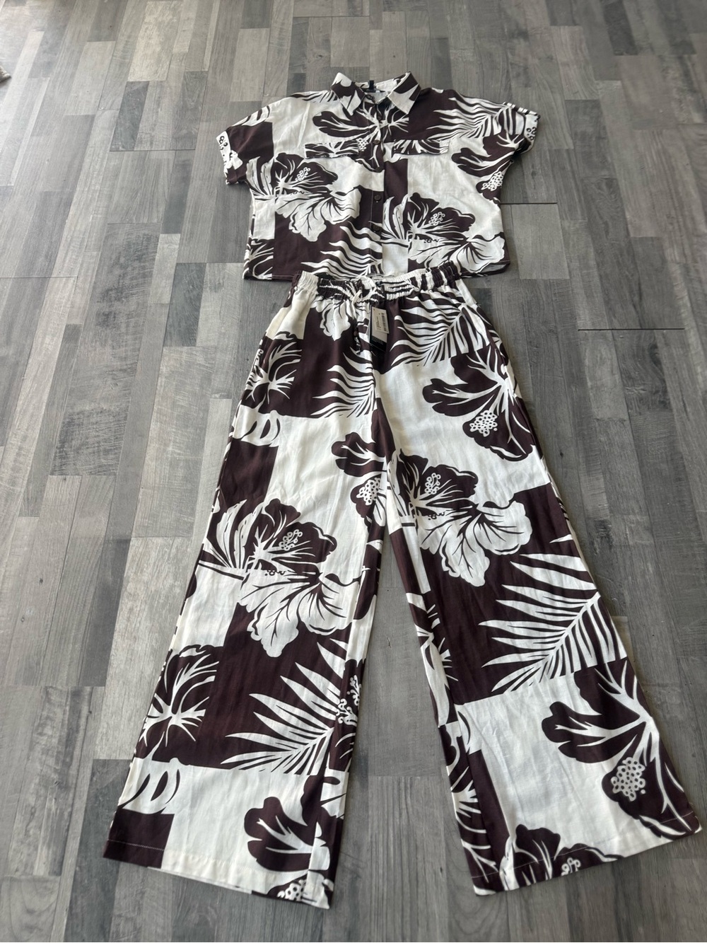Cropped Button-Front Two-Piece Wide-Leg Set in Black & White Floral